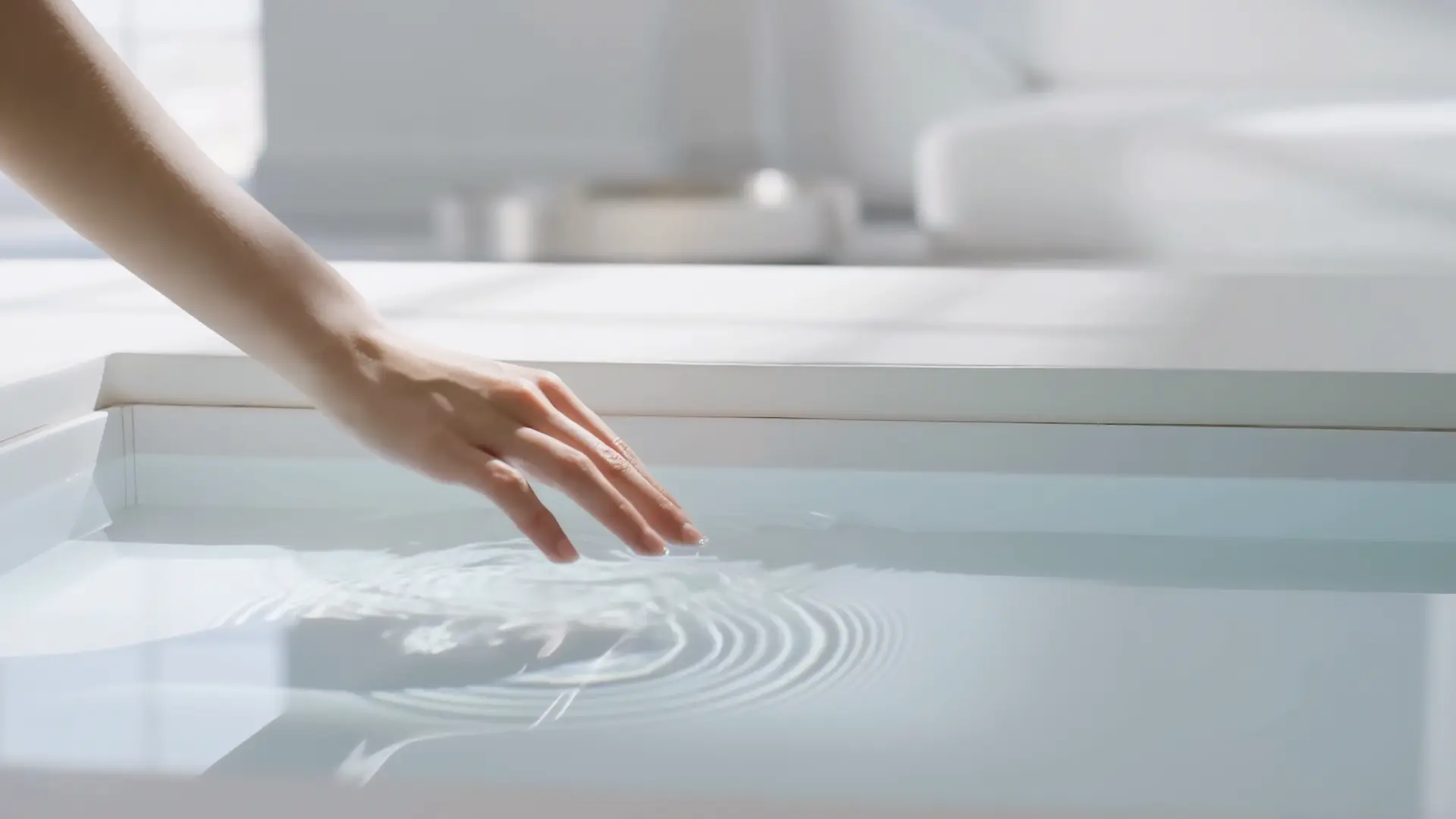 Mano in acqua: esperienza rilassante del trattamento anti-infiammatorio BlueHyS