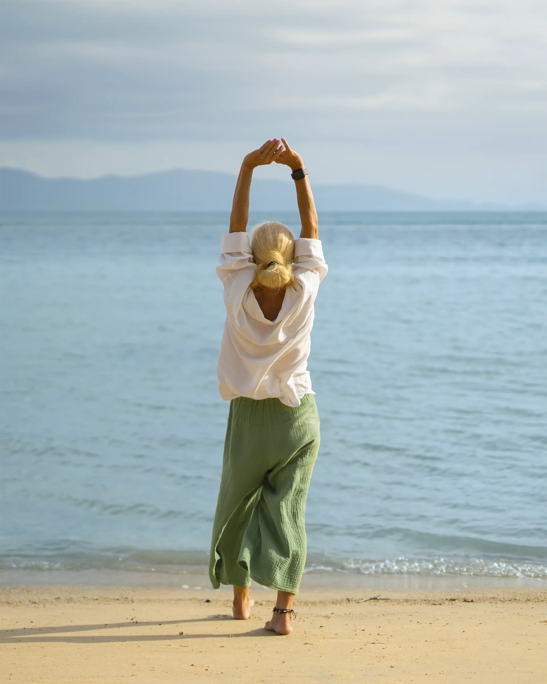 Donna in spiaggia ritrova vitalità ed equilibrio anti-ossidativo grazie a BlueHyS.
