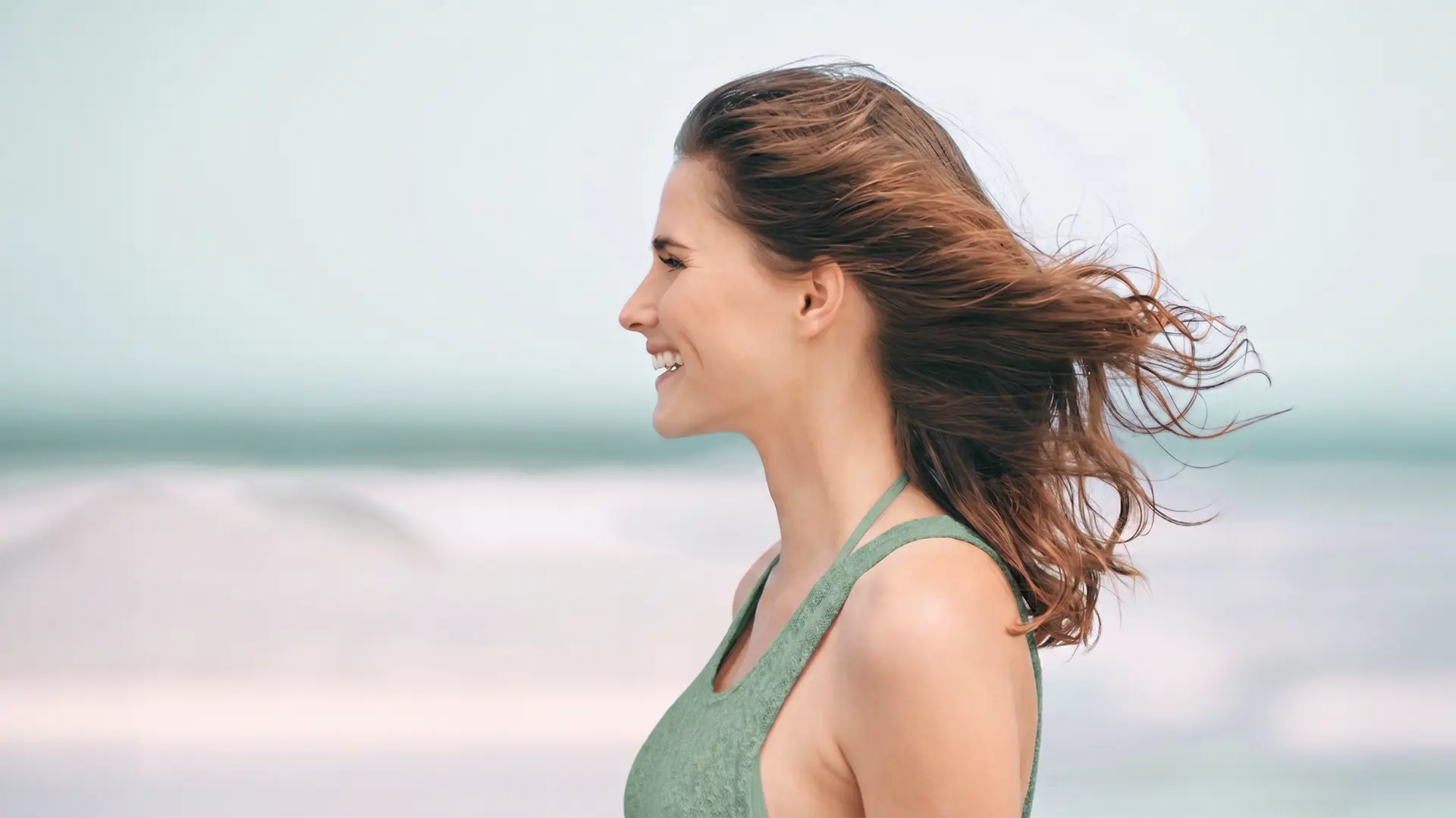 Donna in spiaggia ritrova vitalità ed equilibrio anti-ossidativo grazie a BlueHyS.